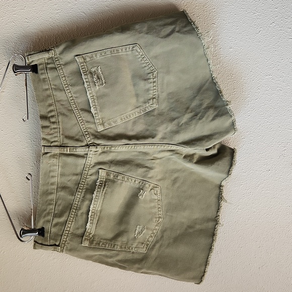 FREE PEOPLE Maggie Midrise Distressed Denim Shorts Army Green NWT Size 31 - Picture 5 of 9
